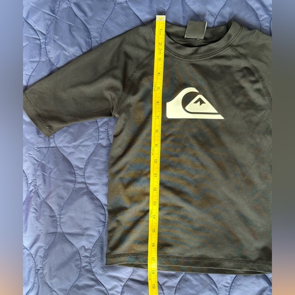 Quiksilver Black Rashguard Swim Shirt Short Sleeve Preloved - Picture 5 of 6